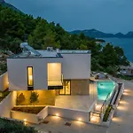 Beachfront Luxury Luce, Featuring A Heated Pool, Fitness Area, And Sauna * Potomje