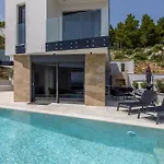 Beachfront Luxury Luce, Featuring A Heated Pool, Fitness Area, And Sauna * Potomje