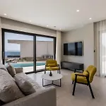 Beachfront Luxury Luce, Featuring A Heated Pool, Fitness Area, And Sauna Potomje