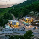 Villa Beachfront Luxury Luce, Featuring A Heated Pool, Fitness Area, And Sauna Potomje
