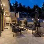 Beachfront Luxury Luce, Featuring A Heated Pool, Fitness Area, And Sauna Potomje