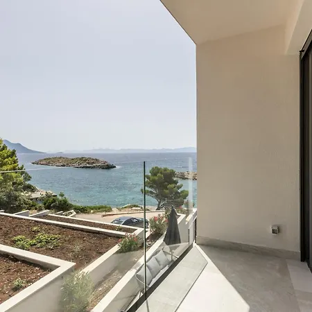 Beachfront Luxury Luce, Featuring A Heated Pool, Fitness Area, And Sauna Potomje