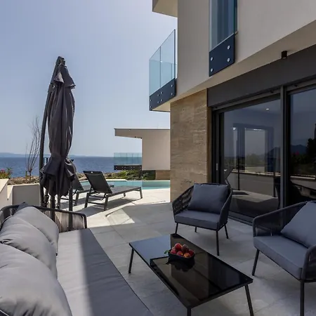 Beachfront Luxury Luce, Featuring A Heated Pool, Fitness Area, And Sauna Willa