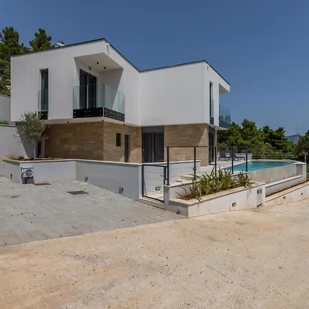 Villa Beachfront Luxury Luce, Featuring A Heated Pool, Fitness Area, And Sauna Potomje