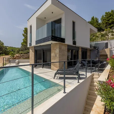 Willa Beachfront Luxury Luce, Featuring A Heated Pool, Fitness Area, And Sauna
