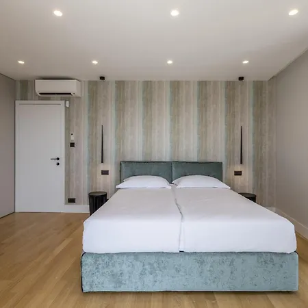 Beachfront Luxury Luce, Featuring A Heated Pool, Fitness Area, And Sauna Potomje