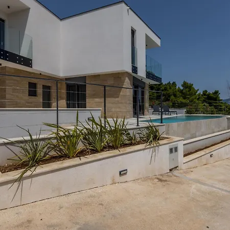Willa Beachfront Luxury Luce, Featuring A Heated Pool, Fitness Area, And Sauna Potomje