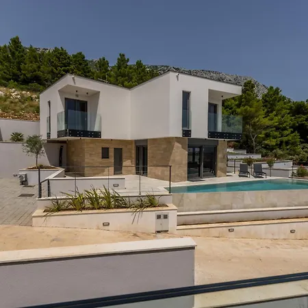 Willa Beachfront Luxury Luce, Featuring A Heated Pool, Fitness Area, And Sauna