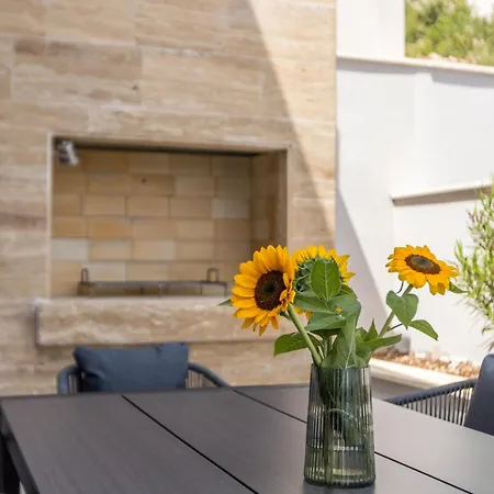 Beachfront Luxury Luce, Featuring A Heated Pool, Fitness Area, And Sauna * Potomje