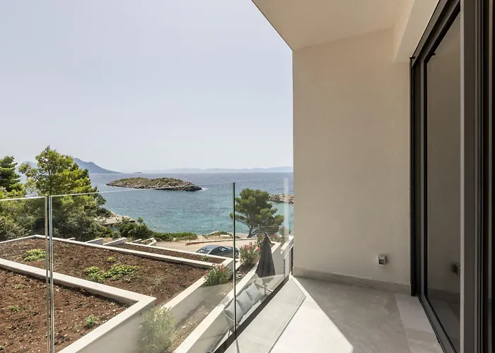 Beachfront Luxury Luce, Featuring A Heated Pool, Fitness Area, And Sauna Potomje