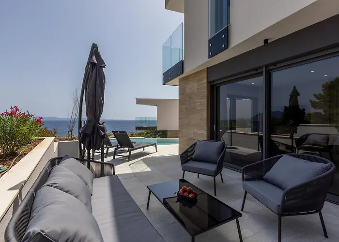 Beachfront Luxury Luce, Featuring A Heated Pool, Fitness Area, And Sauna Willa