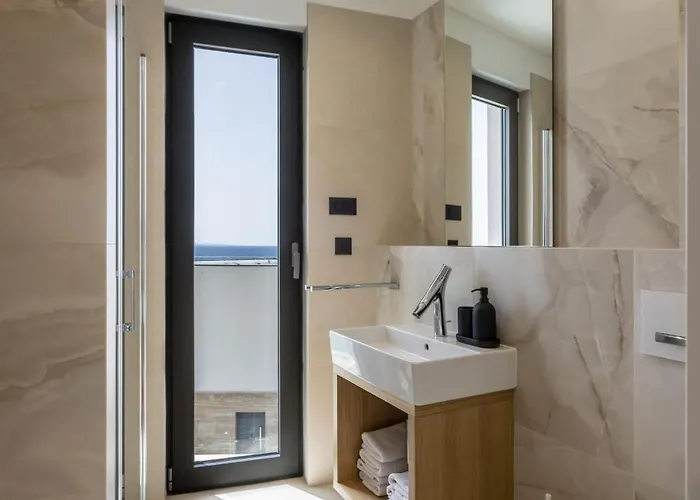 Willa Beachfront Luxury Luce, Featuring A Heated Pool, Fitness Area, And Sauna