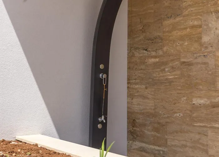 Willa Beachfront Luxury Luce, Featuring A Heated Pool, Fitness Area, And Sauna