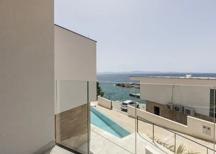 Beachfront Luxury Luce, Featuring A Heated Pool, Fitness Area, And Sauna Willa