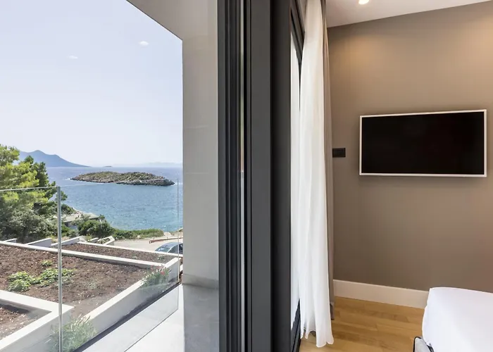 Willa Beachfront Luxury Luce, Featuring A Heated Pool, Fitness Area, And Sauna