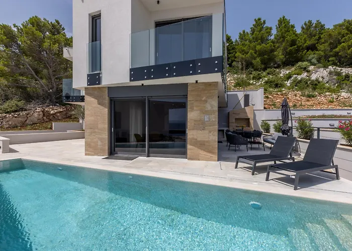 Willa Beachfront Luxury Luce, Featuring A Heated Pool, Fitness Area, And Sauna